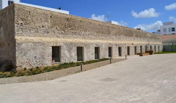 Calles del centro de Conil con ambiente local