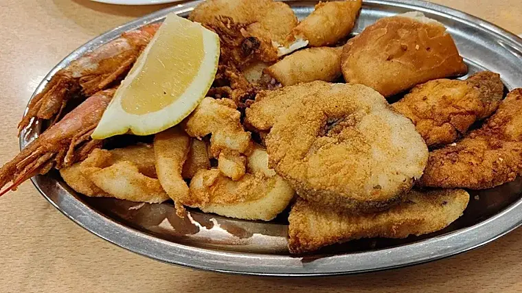 Fritura andaluza en una mesa de Conil