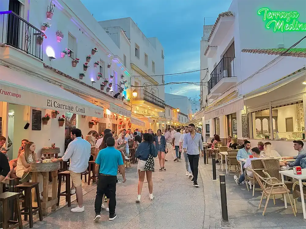 Terrazas y ambiente gastronómico en el centro de Conil